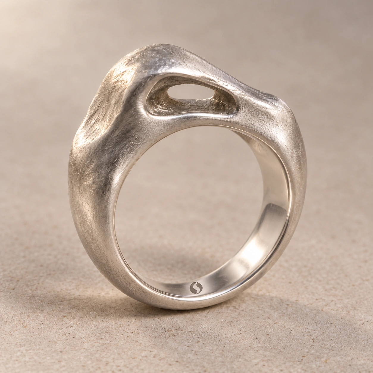 Concept de la bague Arche, organique · ouverture minérale. Logo Ondralith gravé à l’intérieur.