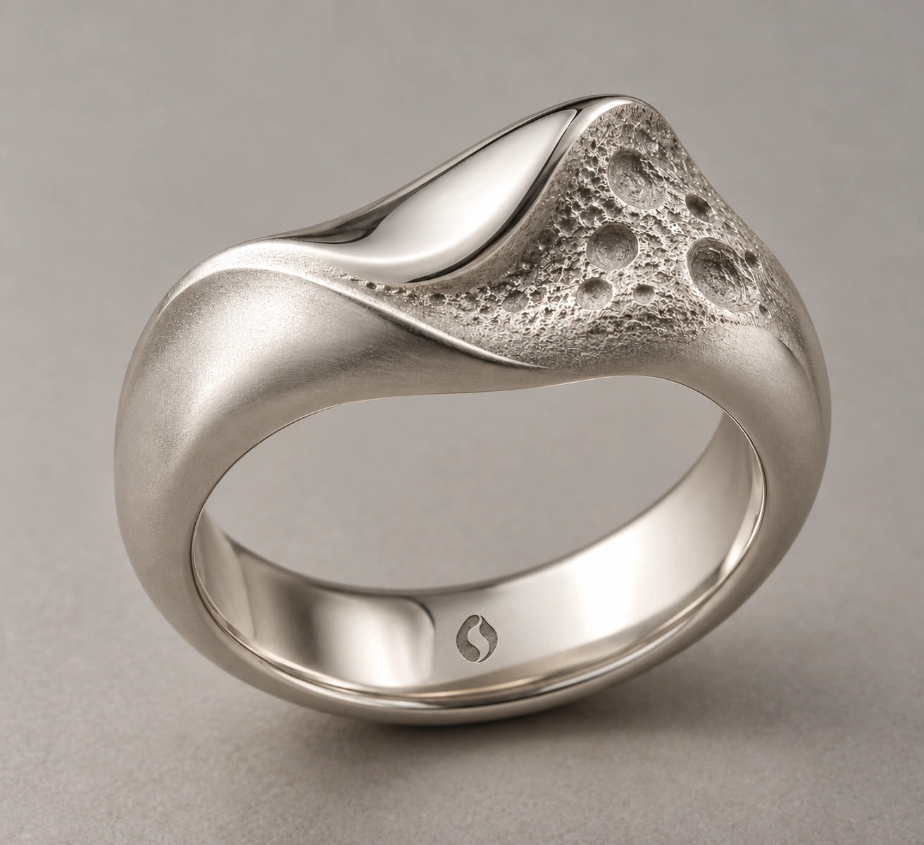 Concept de la bague Crête, sculpturale · sommet asymétrique. Logo Ondralith gravé à l’intérieur.