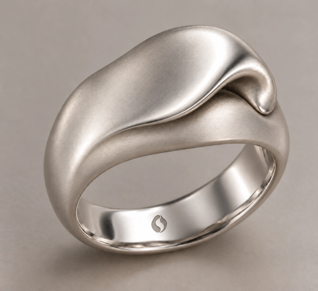 Concept de la bague Pli, enveloppante · courbe repliée. Logo Ondralith gravé à l’intérieur.
