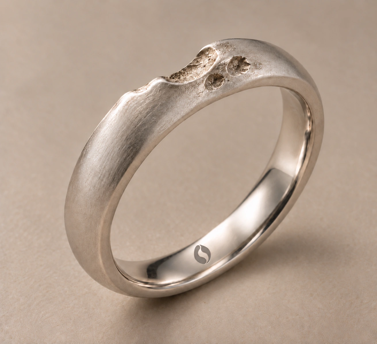 Concept de la bague Vestige, fine · texture localisée. Logo Ondralith gravé à l’intérieur.